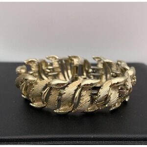 Vintage Lisner Gold Tone Leaf Link Bracelet Signed